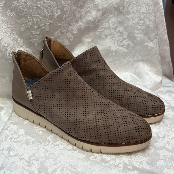 Dr. Scholls Be Free Insane Lazer Cut Sued Ankle Boot Bootie - Picture 2 of 10